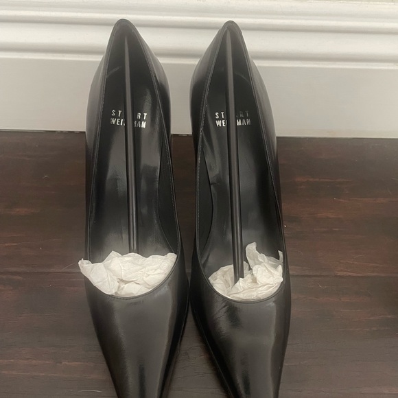 Stuart Weitzman brand new leather pointed toe pump. Size 6. - Picture 2 of 6